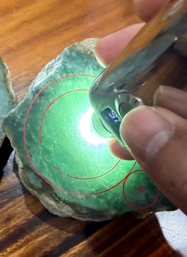 Soi viên ngọc dưới đèn pin